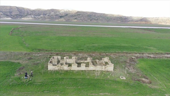 Elazığ'da suyun çekildiği baraj sahasındaki 83 yıllık tren istasyonu gün yüzüne çıktı