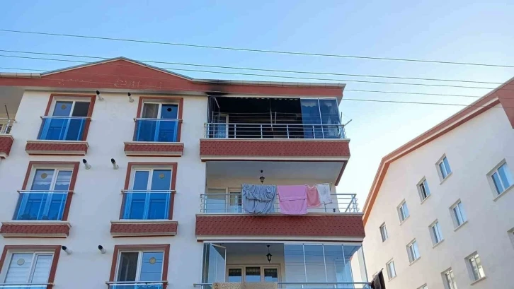 Elektrik tesisatında çıkan yangın evi küle çevirdi
