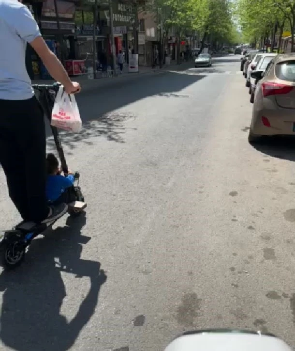 Elektrikli scooter ile tehlikeli yolculuk
