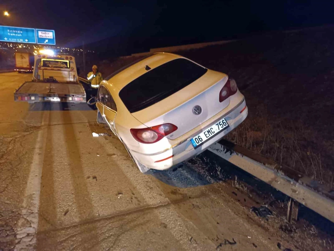 Elmadağ girişinde kontrolden çıkan otomobil bariyerlere çıktı
