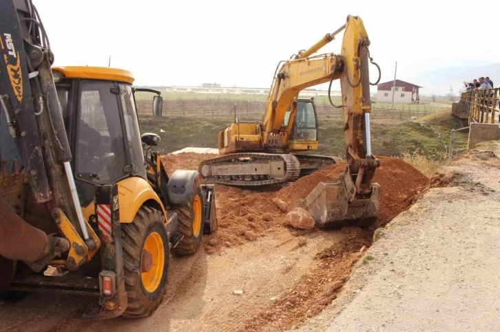 Elmalı Bayralar Mahallesi’nde köprü inşaatına başlandı
