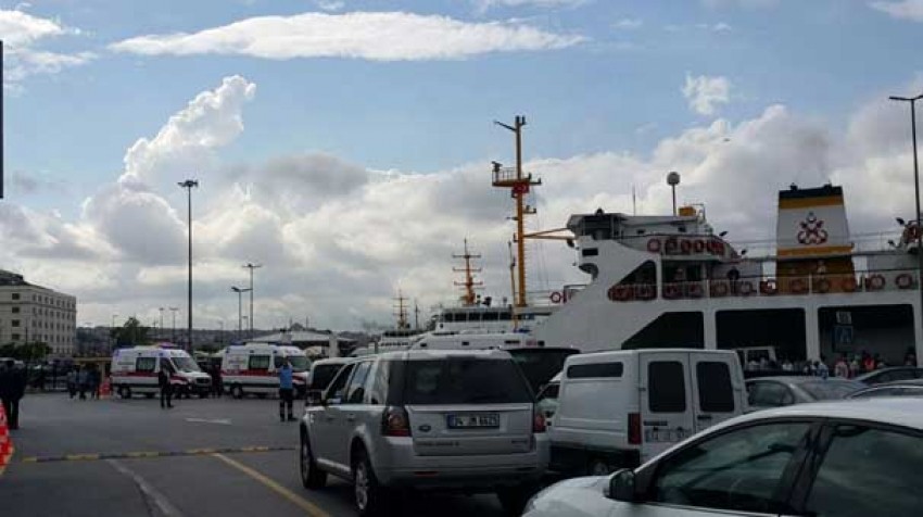 Eminönü'nde arabalı vapur kazası! Yaralılar var...