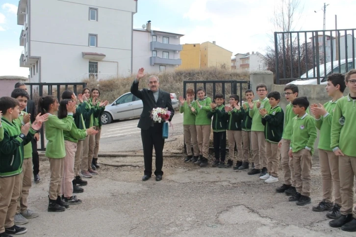 Emekliye ayrılan 37 yıllık öğretmene doğum gününde duygu dolu veda
