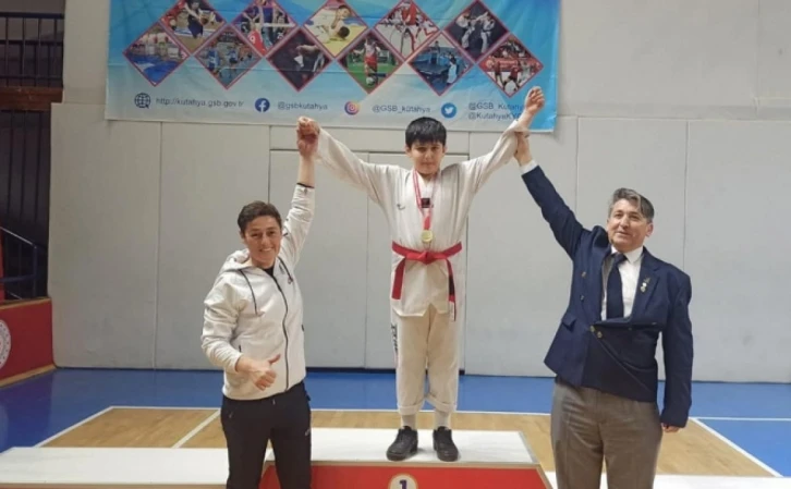 Emet Ashaboğlu Ortaokulu öğrencilerinden taekwondo da 2 il birinciliği
