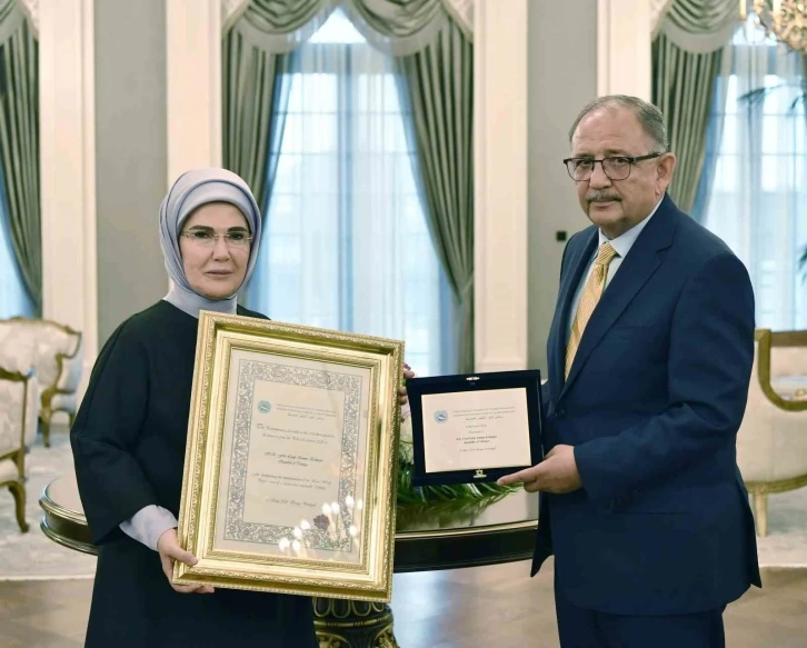 Emine Erdoğan, "Sıfır Atık" projesine verilen AKDENİZ-PA ödülünü teslim aldı
