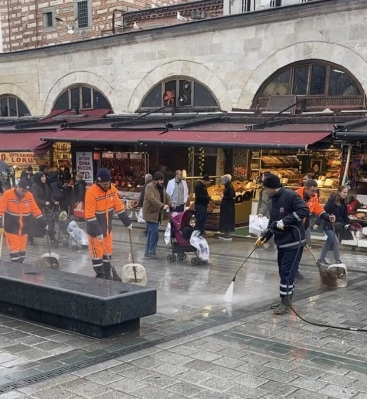 Eminönü Meydanı Ramazan arifesinde sıcak su ve köpükle yıkandı
