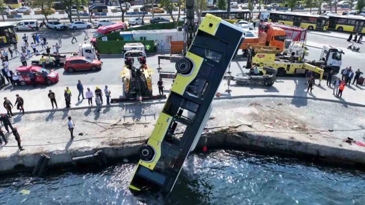 Eminönü’ne 6 saat sonunda otobüs denizden çıkarıldı
