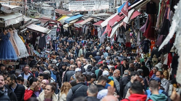 Eminönü'nde bayram alışverişi yoğunluğu yaşanıyor