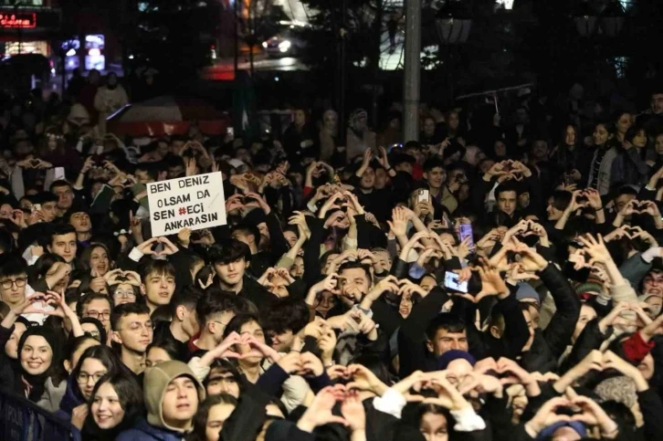 Emir Can İğrek, Bolululara yağmur altında muhteşem bir gece yaşattı
