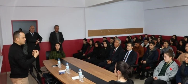 Emirdağ’da ‘Gençlik Okulu’ semineri yoğun ilgi gördü
