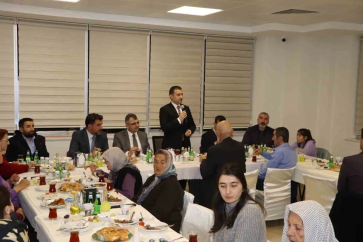 Emirdağ’da protokol üyeleri yaşlı ve depremzedeler ile iftarda buluştu
