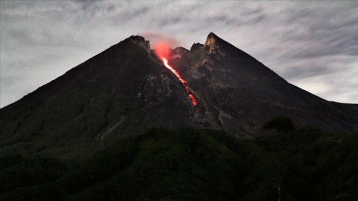 Endonezya'da Merapi Yanardağı'ndaki patlamalar nedeniyle 11 dağcı hayatını kaybetti