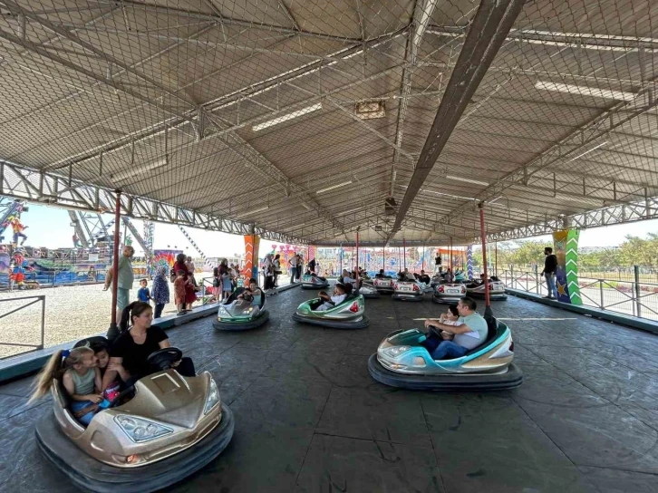 Engel tanımayan gençler lunaparkta gönüllerince eğlendi
