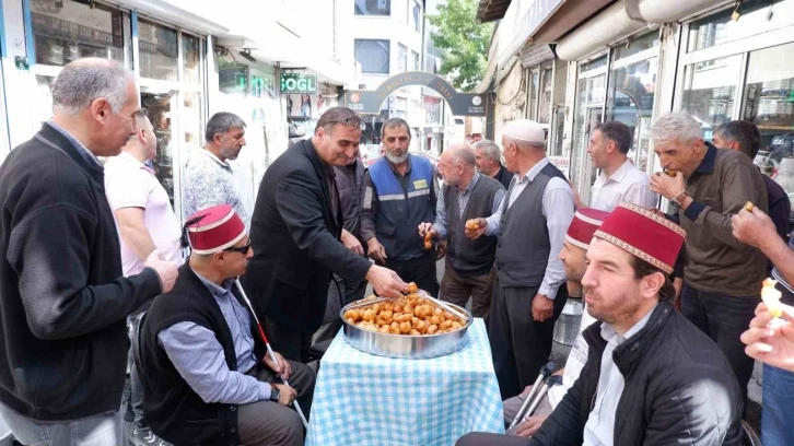 Engelli vatandaştan esnafa lokma tatlısı
