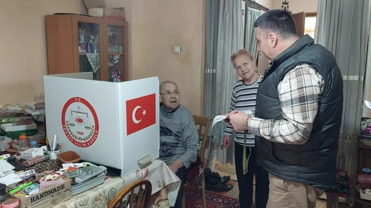 Engelli ve yaşlılar ’Seyyar sandık’la oy kullanıyor
