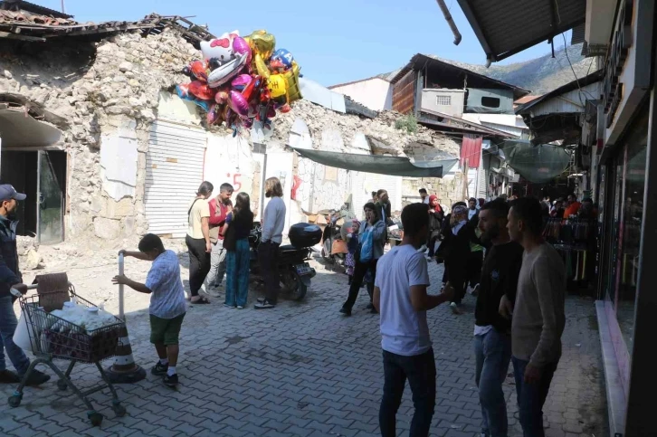 Enkaz çarşısında umut veren bayram alışverişi
