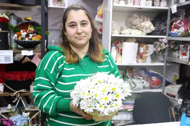 Enkaz kentte son 1 yılda en çok tercih edilen mezarlık çiçeklerine 14 Şubat’ta da yoğun ilgi
