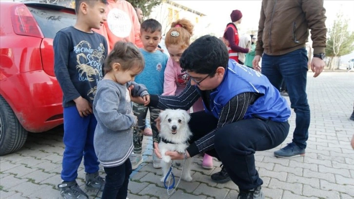 Enkazdan çıkarılan genç Muhammed, köpeği Jülide'yle 