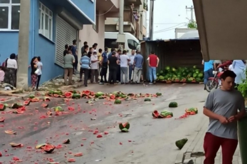 Bursa'da aşırı yüklü karpuz kamyonu...