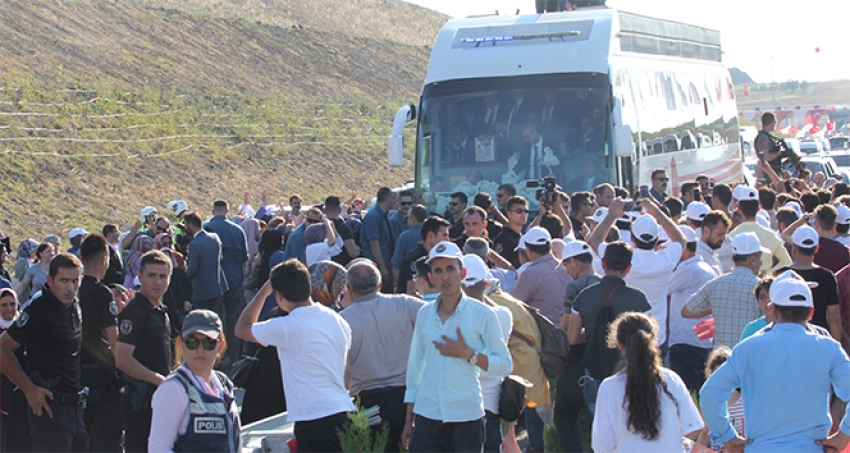 Çaya davet edenlere çay ikram etti