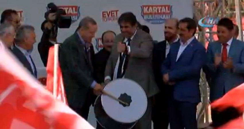 Cumhurbaşkanı Erdoğan davul çaldı