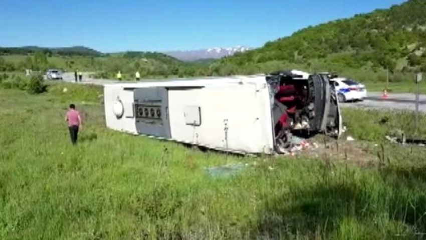 Yolcu otobüsü devrildi: Çok sayıda yaralı var!