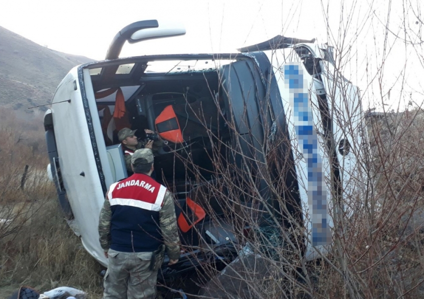 Otobüs şarampole devrildi: 1 ölü 25 yaralı