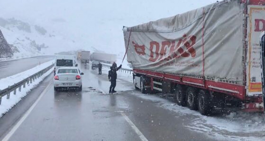 Erzurum - Horasan Karayolu ulaşıma kapandı