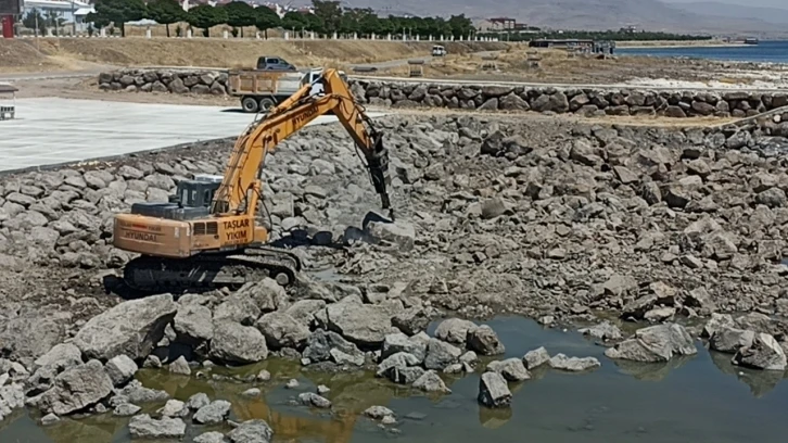 Erciş’te balıkçı barınağı yapımına başlandı
