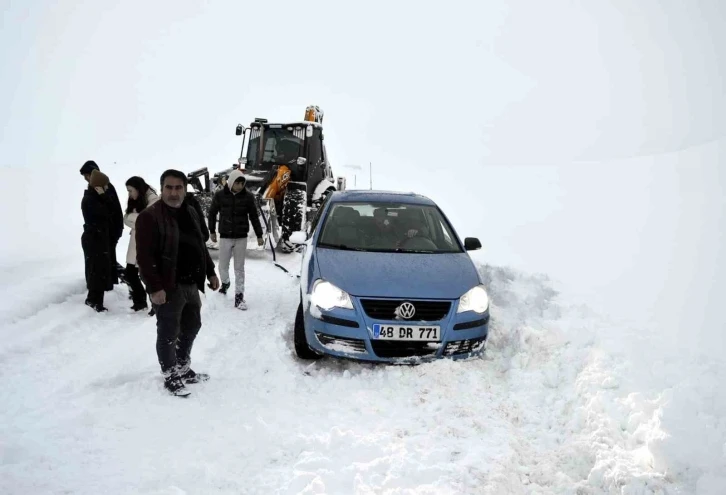 Erciş’te yolda mahsur kalan öğretmenler için ekipler seferber oldu
