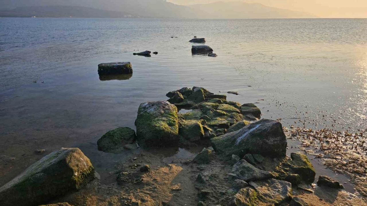 Erdek Körfezi’nde deniz çekildi, antik liman gün yüzüne çıktı