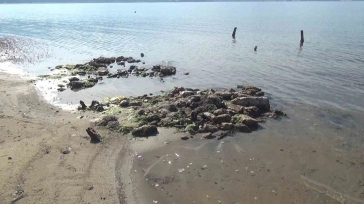 Erdek’te deniz çekildi, antik liman ortaya çıktı