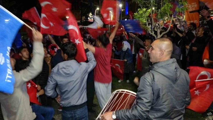 Erdoğan’ın zaferi Van’da coşkuyla kutlanıyor
