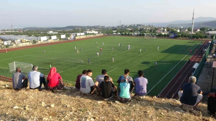 Erkekler sahada, futbolsever kadınlar tribünde
