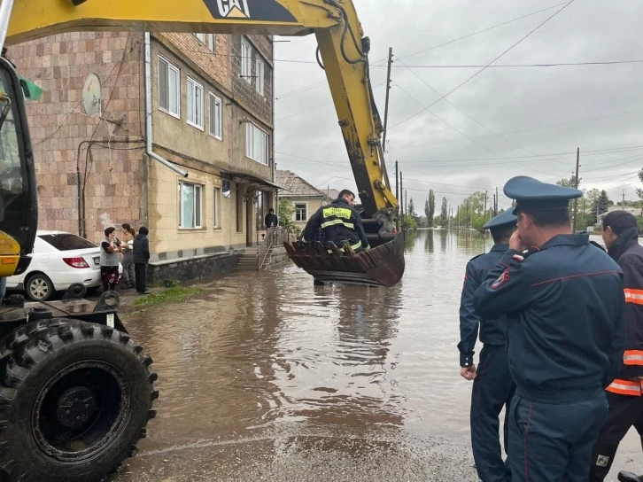 Ermenistan’da sel felaketi: 4 ölü
