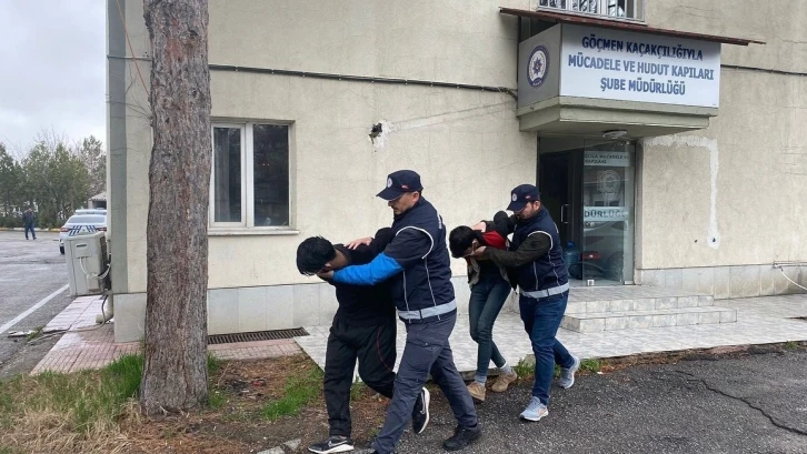 Erzincan’da 11 kaçak göçmen yakalandı, 2 sürücü tutuklandı
