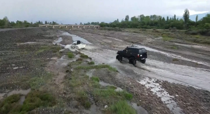 Erzincan’da bol çamurlu derede off road
