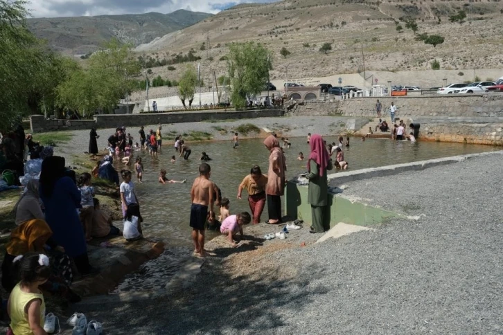 Erzincan’da sıcaktan bunalan vatandaşlar havuzda serinledi
