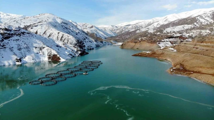 Erzincan’daki Göyne Sulama Barajı buzla kaplandı
