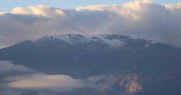 Erzincan’ın etrafını çeviren dağların yüksek kesimlerine mevsimin ilk karı düştü
