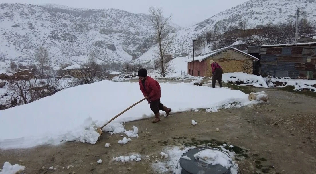 Erzincan’ın köylerinde kış mesaisi
