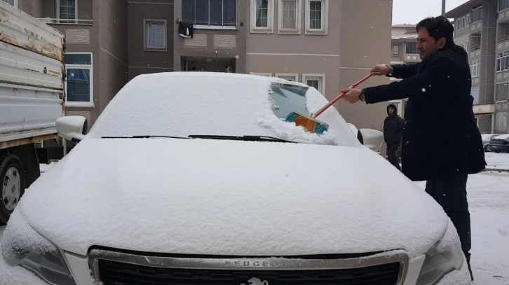 Erzincan pazar gününe karla uyandı
