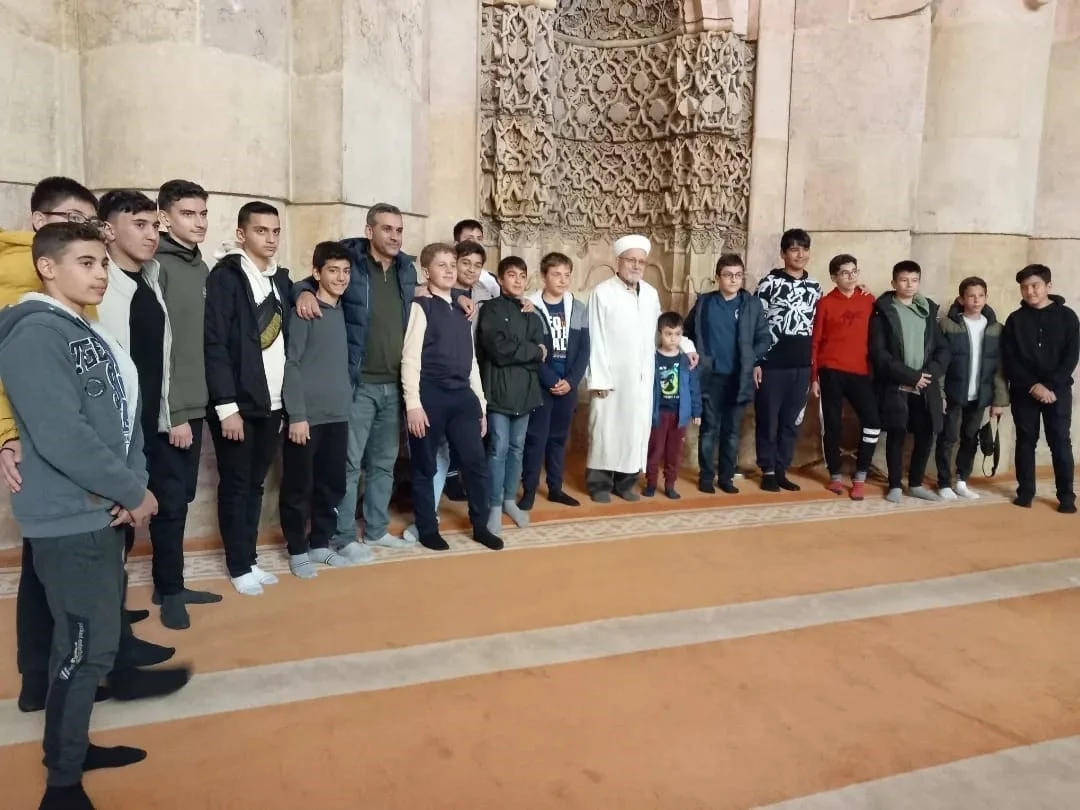 Erzincanlı öğrenciler Divriği Ulu Cami ve Şifahanesini gezdiler
