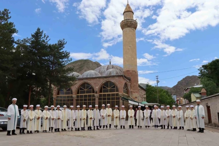 Erzurum’da 58 kuran kursu öğrencisi icazet merasiminde belgelerini aldılar
