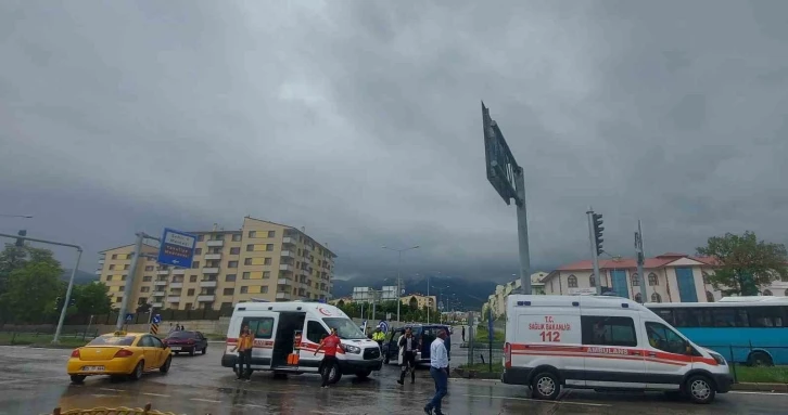 Erzurum’da hasta taşıyan ambülans kaza yaptı
