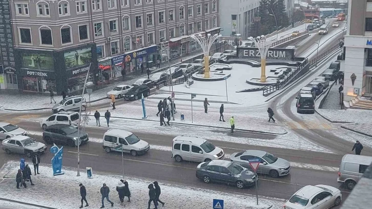 Erzurum’da kar yağışı hayatı olumsuz etkiliyor
