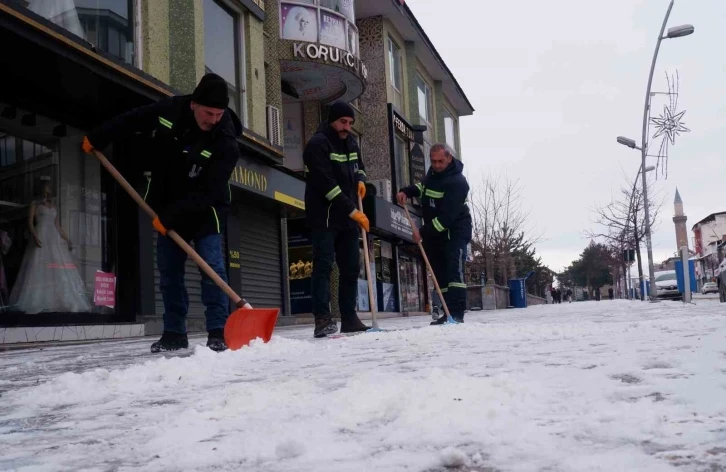 Erzurum’da soğuk hava ve kar etkili oluyor
