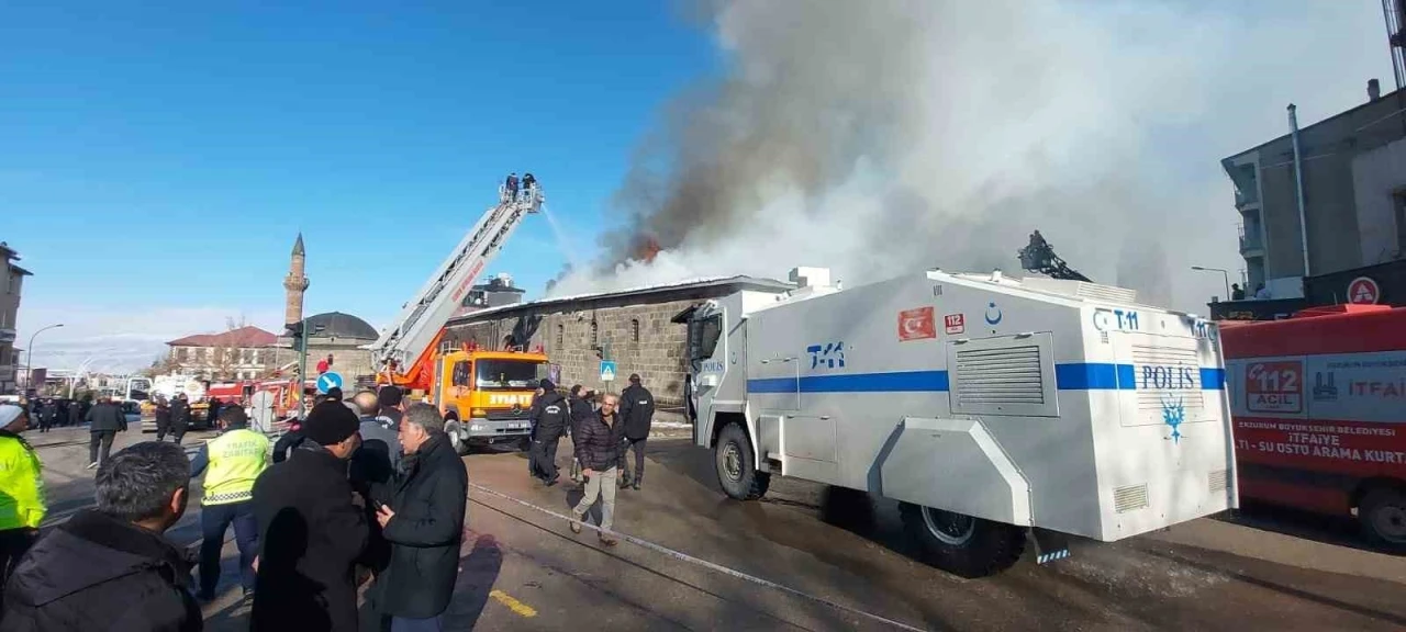 Erzurum’da tarihi binada çıkan yangın söndürüldü
