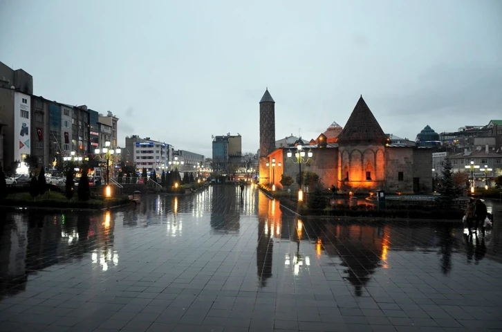 Erzurum’da yağmur sağanakla geliyor
