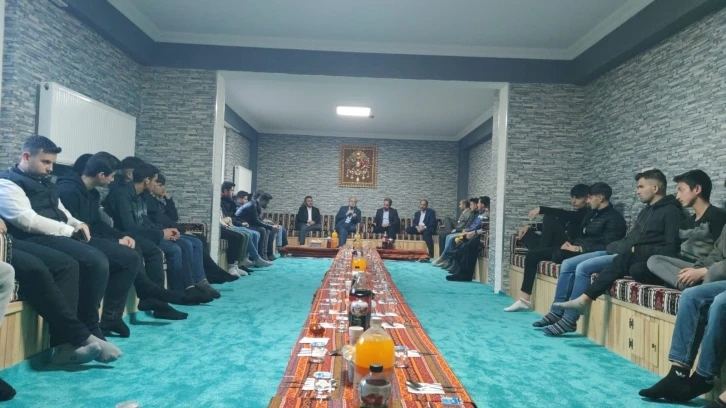 Erzurum İl Müftüsü Rüstem Can gençlerle iftar sofrasına buluştu
